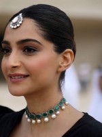سونام كابور في الدوحة، قطر (Sonam Kapoor in Doha). مصدر الصورة: Patrick BAZ / National Museum of Qatar / AFP
