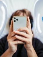 المقارنات الرقمية سبب في الشعور بالفشل -المصدر freepik