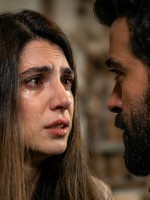 كارمن بصيبص ومحمود نصر من أحداث الحلقة 43 - الصورة سكرين شوت من مسلسل ليل