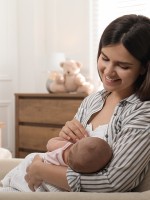 صورة لأم ترضع مولودها