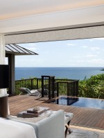 إطلالة خلابة من إحدى غرف رافلز سيشل (الصورة من صفحة rafflesseychelles الرسمية على انستغرام)