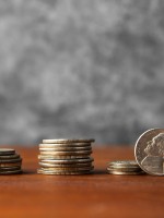 حلم جمع النقود المعدنية من الأرض  -مصدر الصورة: Freepik