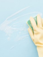 تنظيف جدار المنزل بالماء والصابون