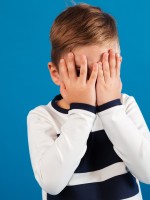 صورة لطفل يشعر بالخجل