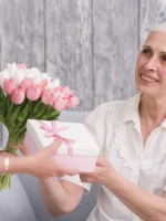 تقديم هدية لحماتك في العيد يكسبكِ قلبها مما يقوي الروابط الأسرية- مصدر الصورة: freepik