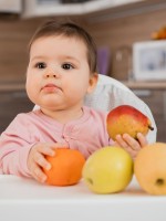 صورة رضيع يمسك بالفاكهة