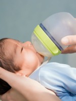 يتناول الرضيع من 60 إلى 90 مل من الماء -الصورة من موقع AdobeStock