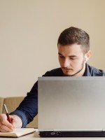 الاعتماد على التطبيقات الرقمية يساهم في تنظيم الوقت- المصدر freepik