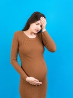 صورة لامرأة حامل تشعر بالألم