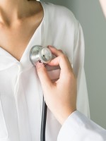 صورة لطبيب يكشف على القلب