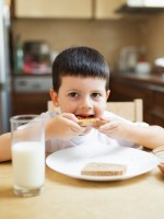 صورة تعبر عن طفل يتناول طعاماً صحياً