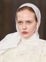 أسرار لا تعرفينها لحماية شعرك تحت الطرحة من التقصف والاحتكاك اليومي