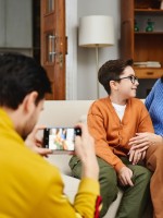 صورة أب وأم يدعمان طفلهما