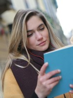 فتاة تقرأ روايات قصيرة وسريعة من كتاب