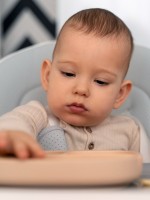 8 أنواع من الأطعمة يمكن لطفلك الرضيع تناولها باليد