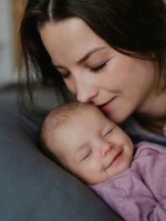 صورة لأم ومولودها نائم بشكل صحيح