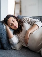 صورة لحامل مصابة بالصداع