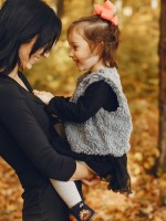 صورة تعبر عن علاقة رائعة ومبكرة بين أم وطفلتها