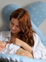 صورة لأم ترضع طفلها