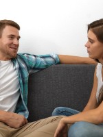 زوج يتحدث بتعقل وحكمة مع زوجته   