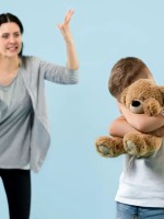 صورة لأم تصرخ بطفلها