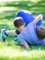 صورة طفلين يتعاركان