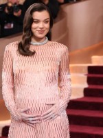 هايلي ستاينفيلد تُرزق بمولودها الأول من زوجها جوش ألين