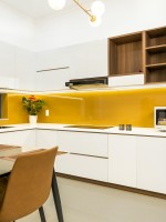 زهور عباد الشمس في مطبخ عصري 2026