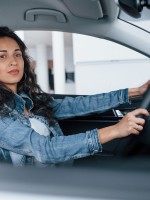 تفسير حلم قيادة السيارة للعزباء