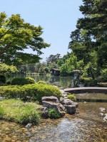 حديقة كينروكوين كما تبدو في يوم مشمس