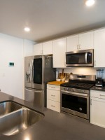 مطبخ حديث مع سلة قمامة معدنية