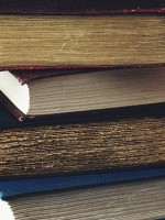 مجموعة من الكتب مرصوصة فوق بعضها البعض