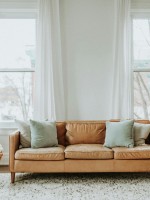 غرفة معيشة مؤثثة تبدو أنيقة لكنها صعبة التنظيف