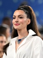 آن هاثاواي في حفل Met Gala في متحف متروبوليتان للفنون في نيويورك (Anne Hathaway at 2025 Met Gala at the Metropolitan Museum of Art in New York). مصدر الصورة: ANGELA WEISS / AFP