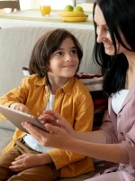 صورة لعلاقة رائعة بين أم وطفلتها