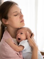 صورة لأم تحمل مولودها