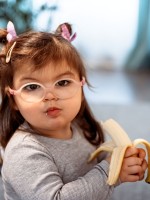 صورة طفلة تأكل موزة