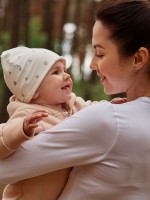 صورة لأم تحمل رضيعها