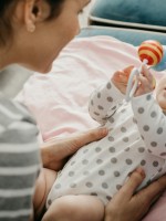 صورة لأم تتحدث مع طفلها