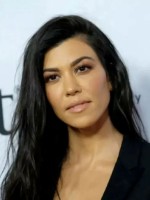 كورتني كارداشيان تشارك لحظات من رحلتها البرية مع زوجها ونجلها