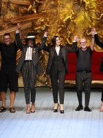ماربيسا هينيك Marpessa Hennink، دومينيكو دولتشي Domenico Dolce، مونيكا بيلوتشي Monica Bellucci، ناعومي كامبل Naomi Campbell، وستيفانو غابانا Stefano Gabbana، في ختام عرض دولتشي أند غابانا Dolce & Gabbana، في ميلانو، لربيع وصيف 2019. -مصدر الصورة: Andreas Rentz/Getty Images