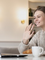 الصداقة الإلكترونية: هل يمكن أن تكون أصدق من الواقع؟ الصورة من موقع Freepik