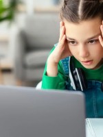 صورة تعبر عن قلة تركيز تلميذة في الدراسة