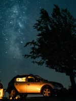 خطيبان يستمتعان بقضاء لحظات طيبة في المساء