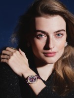 ساعة Lady Retrouvailles Célestes من فان كليف أند آربلز Van Cleef & Arpels بعدسة Arnaud Lajeunie واخراج ابداعي Gaspard Yurkievich-و-Guido Voss - الصورة من العلامة 