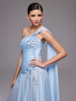 الفستان الأزرق المطرَّز باللؤلؤ والكريستال بقصة كتف واحدة -الصورة من نور الظاهري 