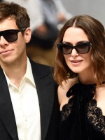 كيرا نايتلي وجيمس رايتون في باريس، فرنسا عام 2022 ( Keira Knightley and James Righton in Paris, France on 2022). مصدر الصورة: Christophe ARCHAMBAULT / AFP