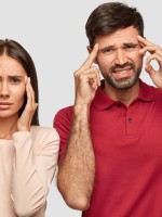 خطيبان يضعان يدهما على رأسهما علامة على الضيق  