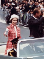 الملكة اليزابيث الثانية Queen Elizabeth II مع زوجها دوق أدنبرغ الأمير فيليب Prince Philip في اليابان عام 1975- (مصدر الصورة PANASIA / AFP)