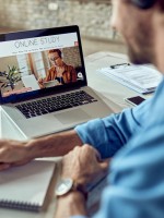 الطلاب يواجهون مشاكل في التركيز عند التعلم عن بُعد- المصدر freepik